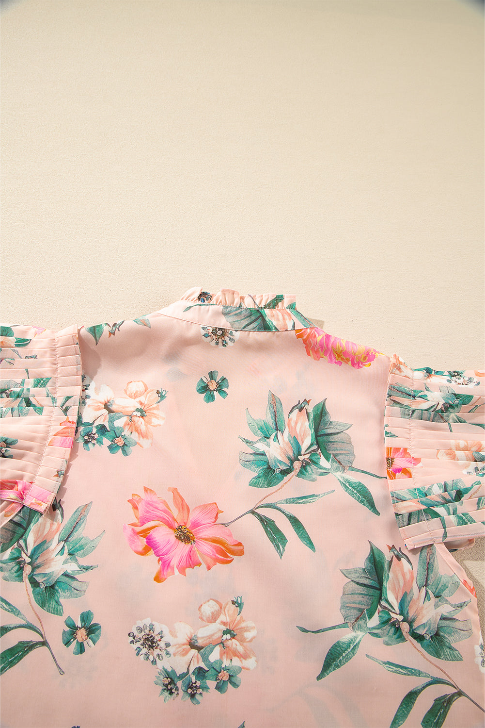 Blusa con estampado floral rosa, volantes, cuello en V y manga plisada