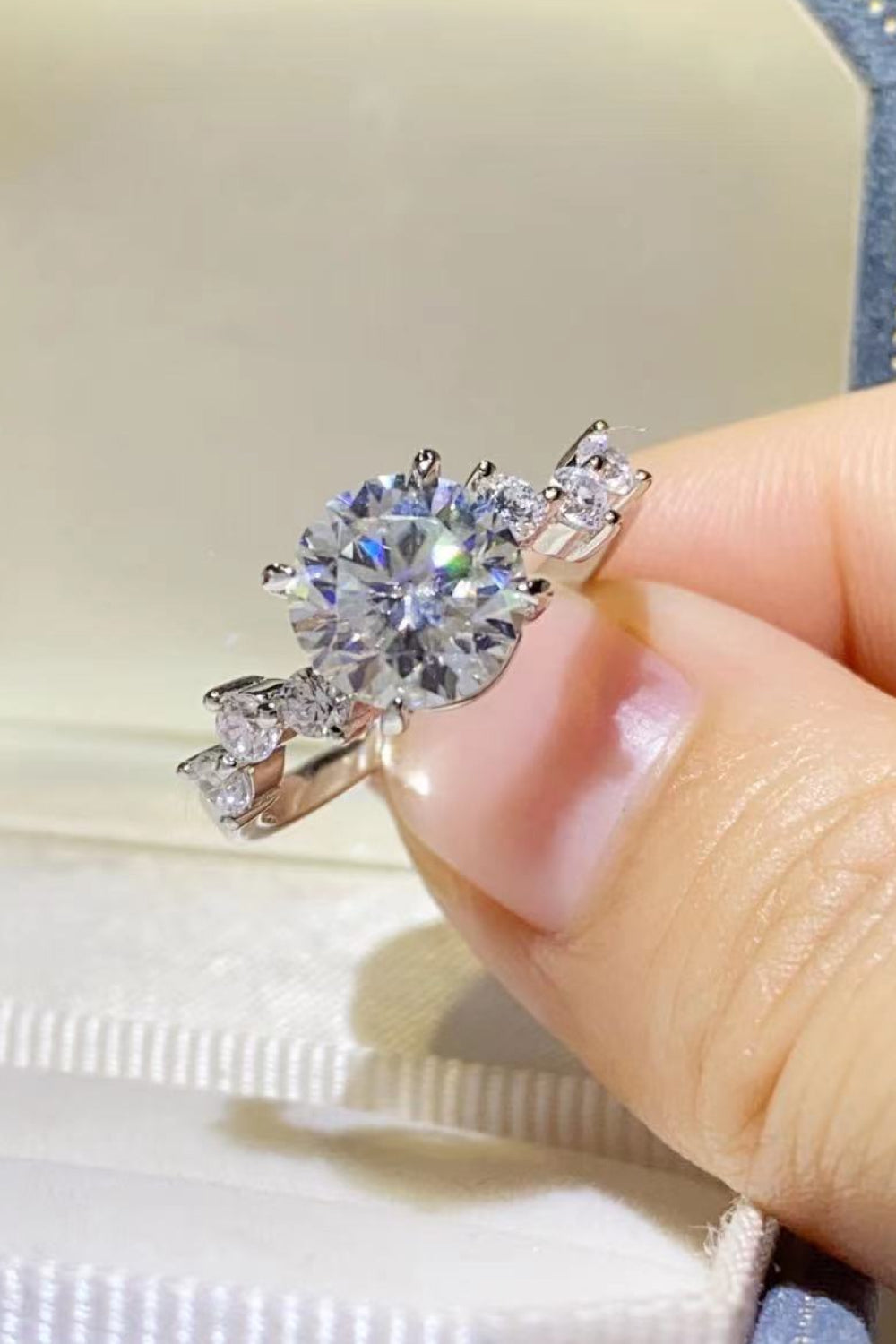 Anillo de moissanita de 2 quilates de plata de ley 925