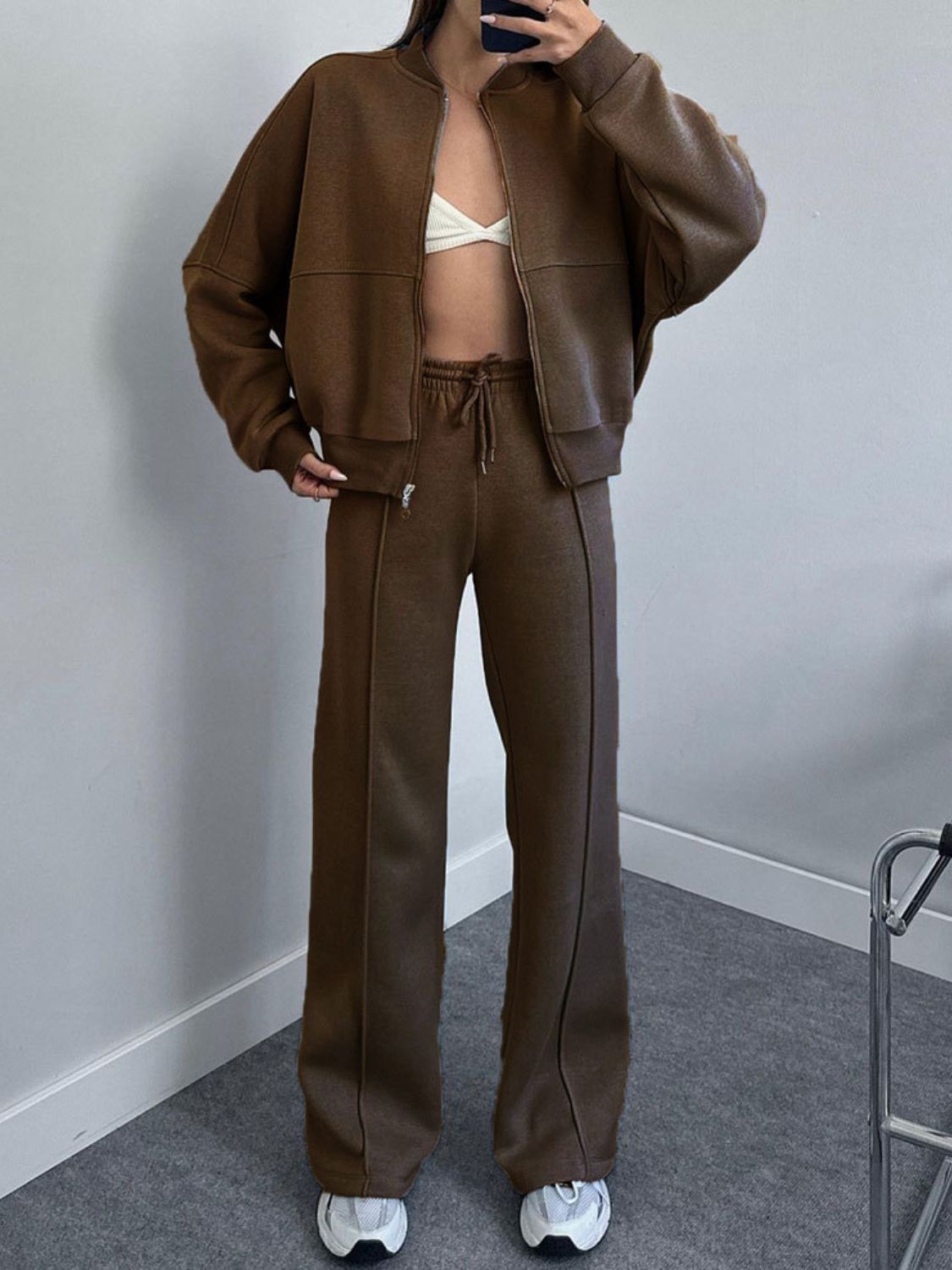 Conjunto de top con cremallera y cuello estilo béisbol y pantalones con cordón