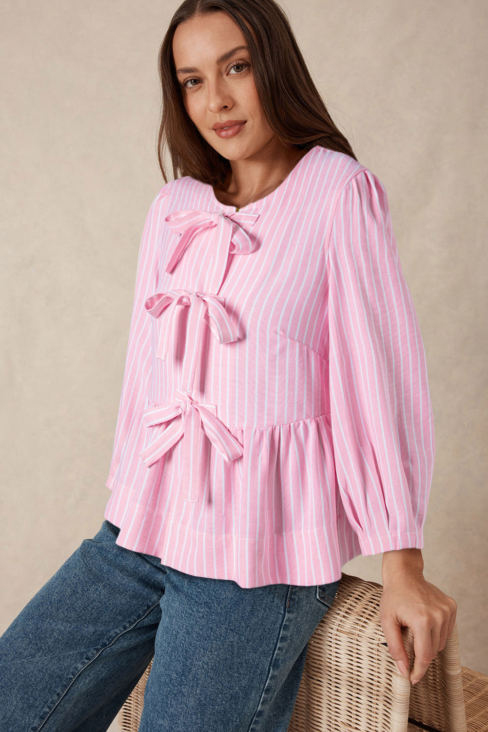 Blusa de cuello redondo a rayas con lazo