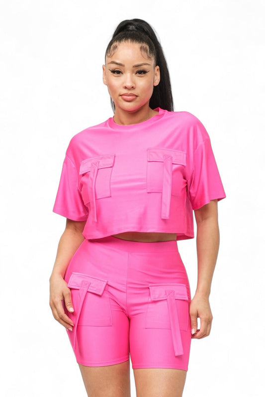 Conjunto de top corto con detalle de bolsillos delanteros y shorts de ciclista