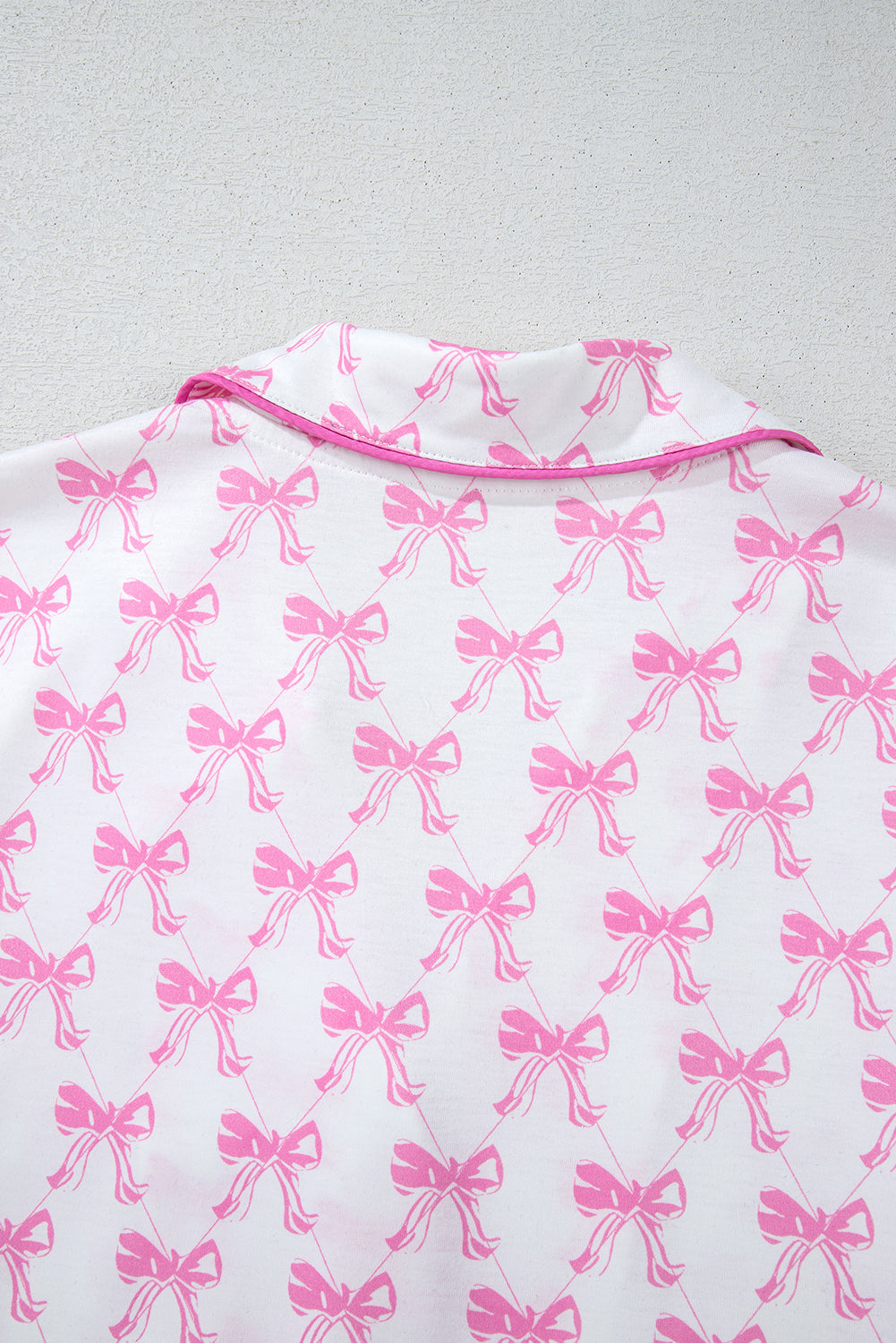 Conjunto de pijama de camisa con estampado de lazo rosa y shorts con dobladillo con volantes