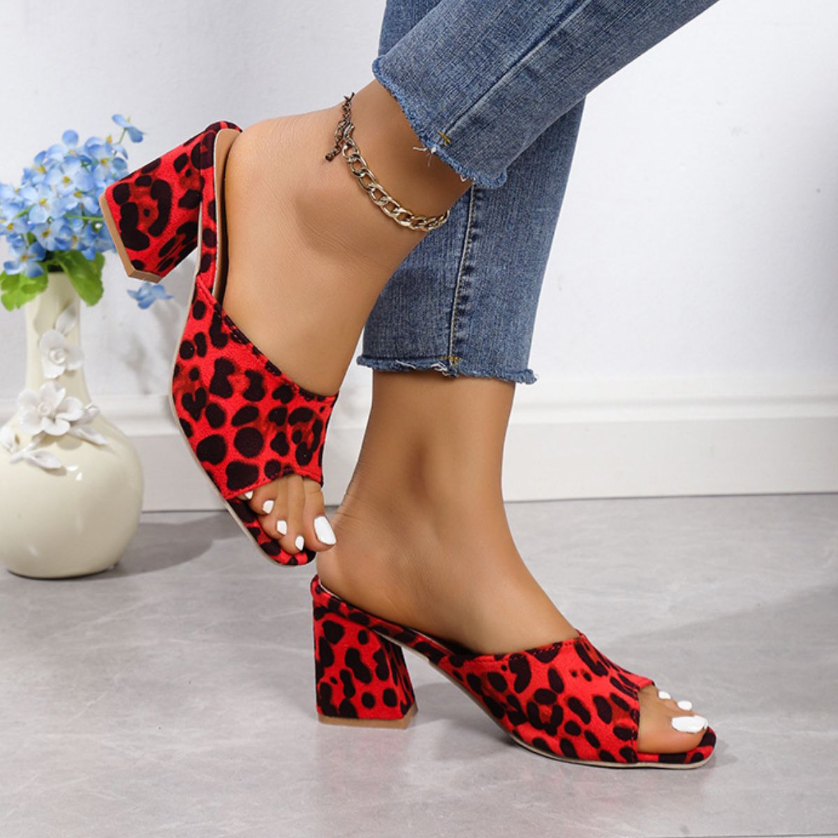 Sandalias de tacón de bloque de gamuza con estampado de leopardo