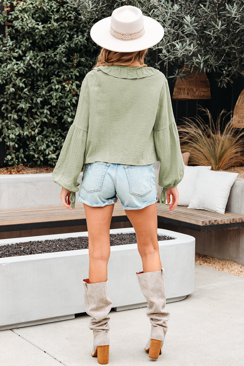 Blusa de gasa verde Meadow Mist con lazo frontal, volantes y escote en V de manga larga