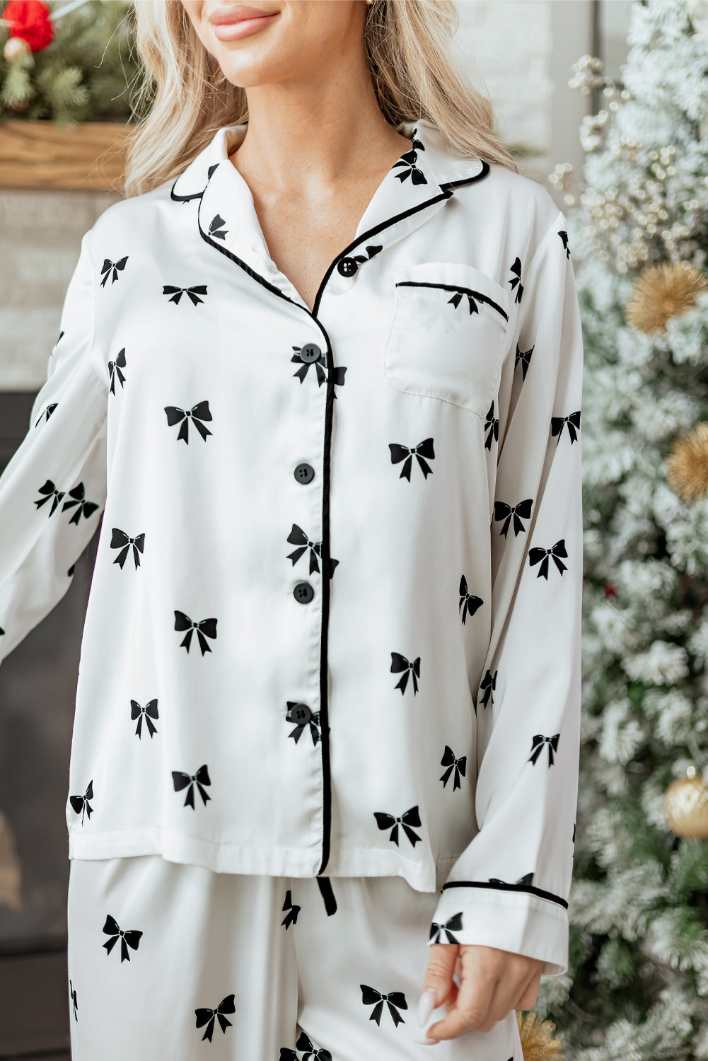 Pijama de dos piezas con estampado de lazos blancos