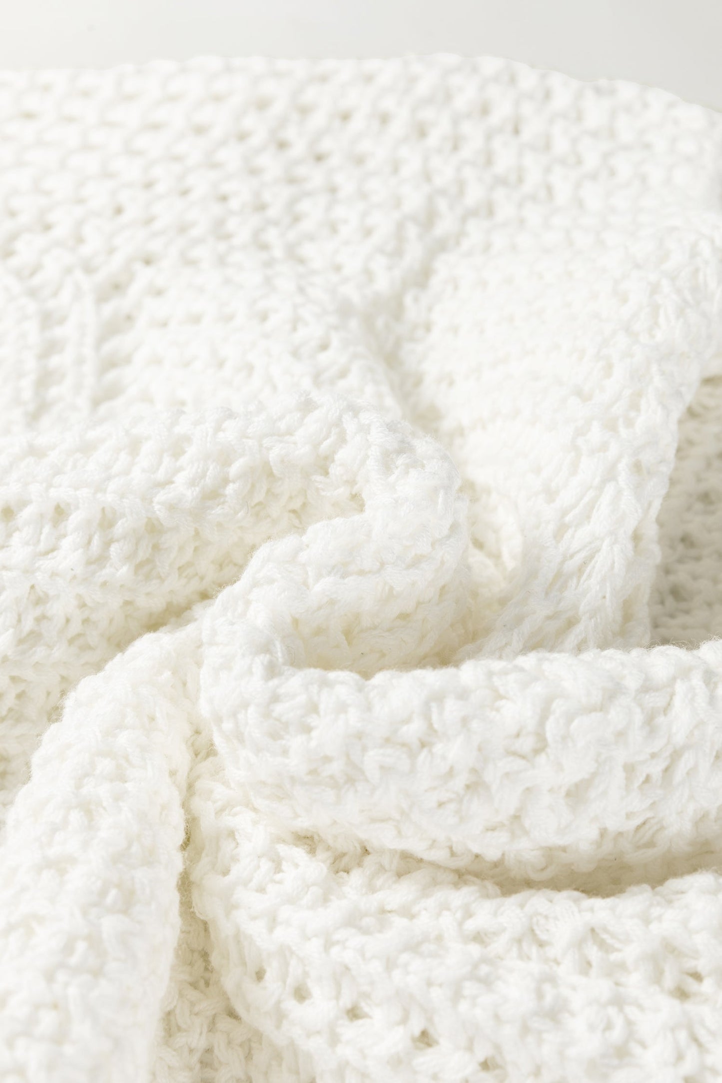 Suéter holgado con mangas anchas y detalles calados blancos