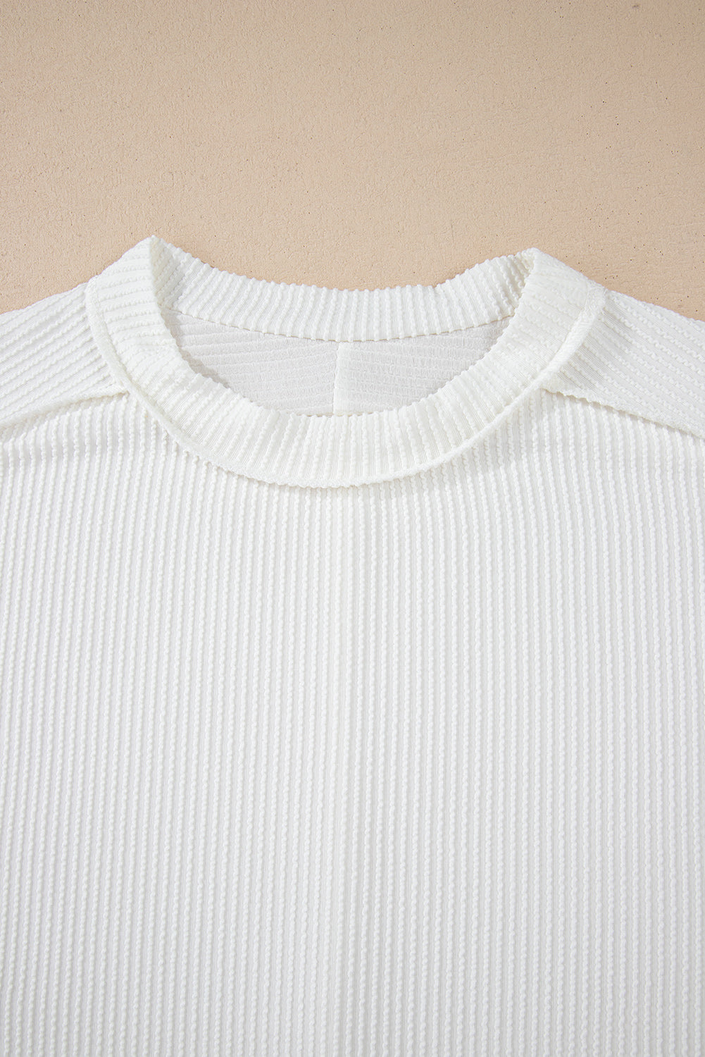 Camiseta blanca de punto acanalado arrugado con cuello redondo
