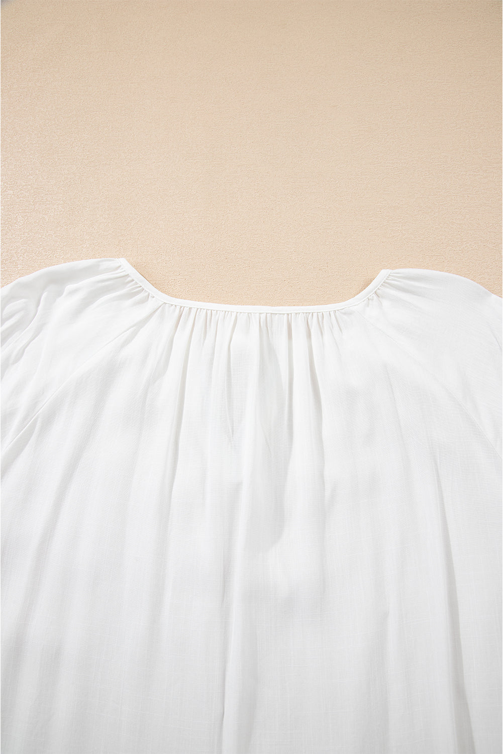Blusa blanca bordada floral con cuello en V y cordón