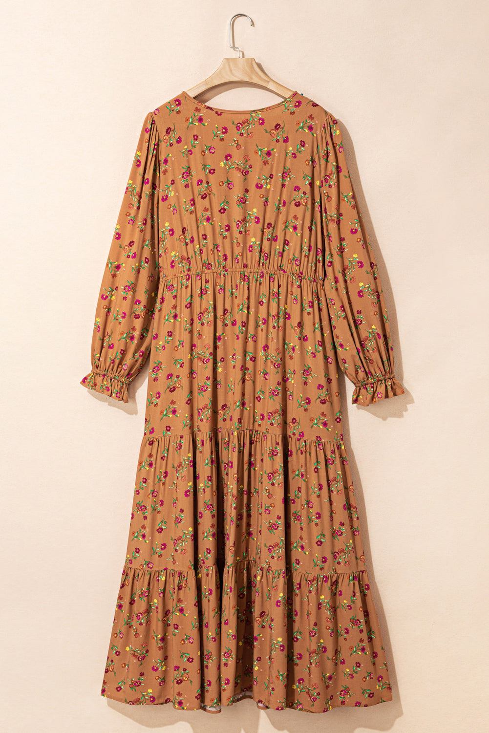 Vestido largo maxi con estampado floral de talla grande en color marrón con cuello de pico, mangas con volantes y diseño a capas