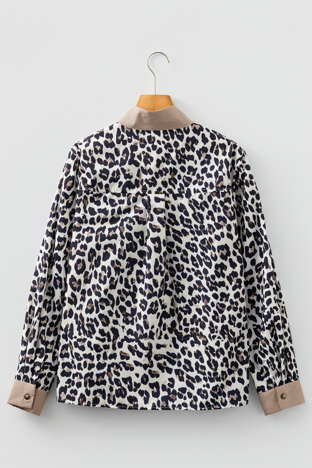 Top de cuello con botones y puños en patchwork de contraste con estampado de leopardo multicolor