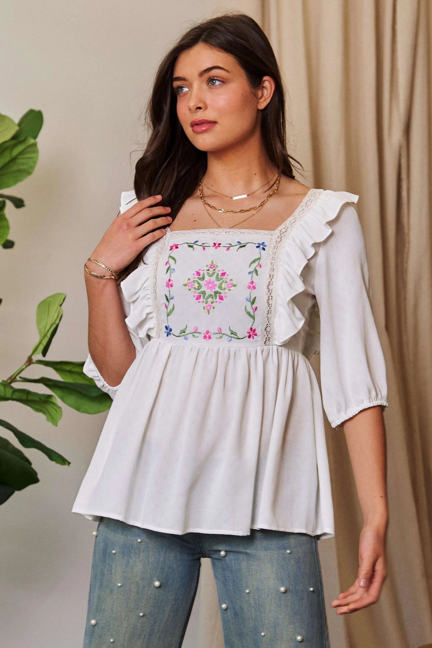 Blusa Davi & Dani con bordado floral, textura y lazo en la espalda con volantes