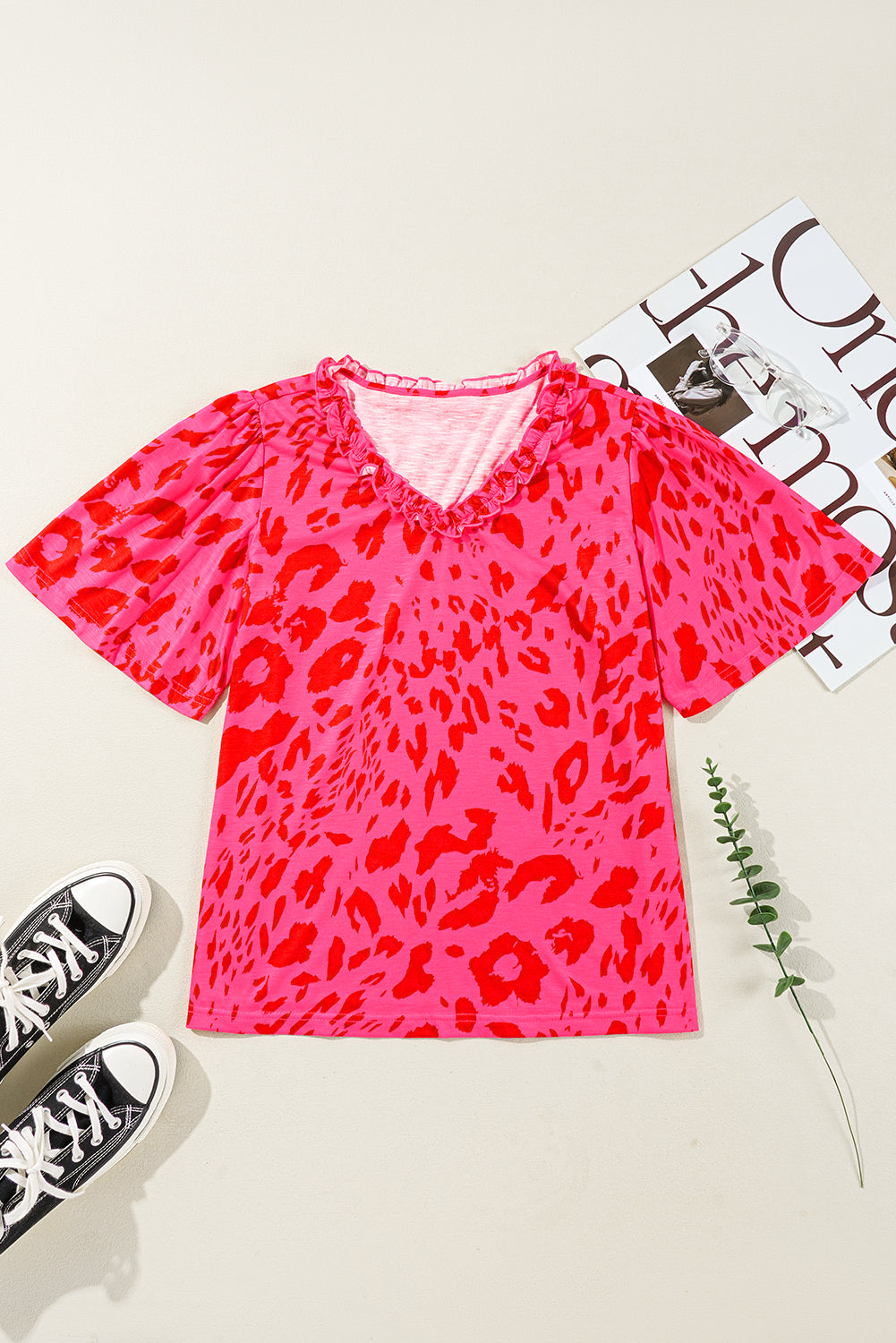 Blusa de manga corta con volantes y cuello en V con estampado de leopardo rosa