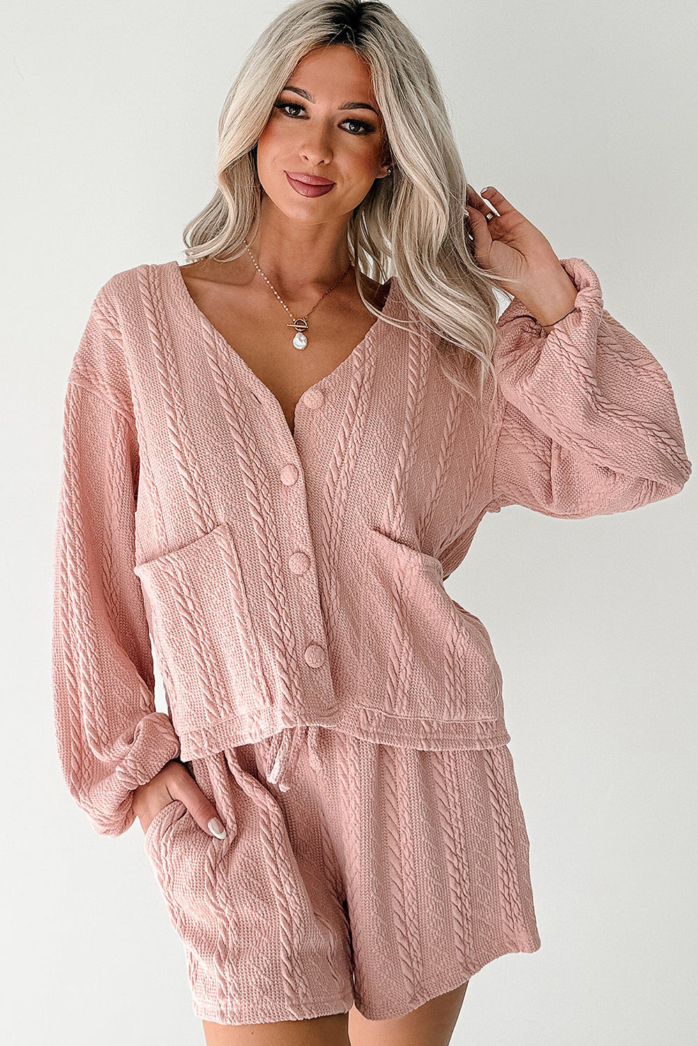 Conjunto de shorts y cárdigan de punto trenzado rosa palo con cuello de pico