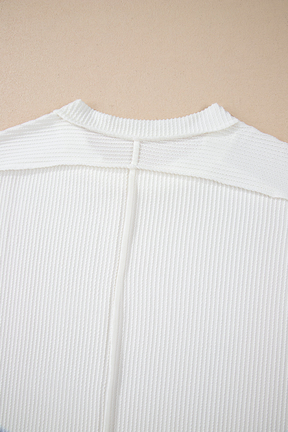 Camiseta blanca de punto acanalado arrugado con cuello redondo