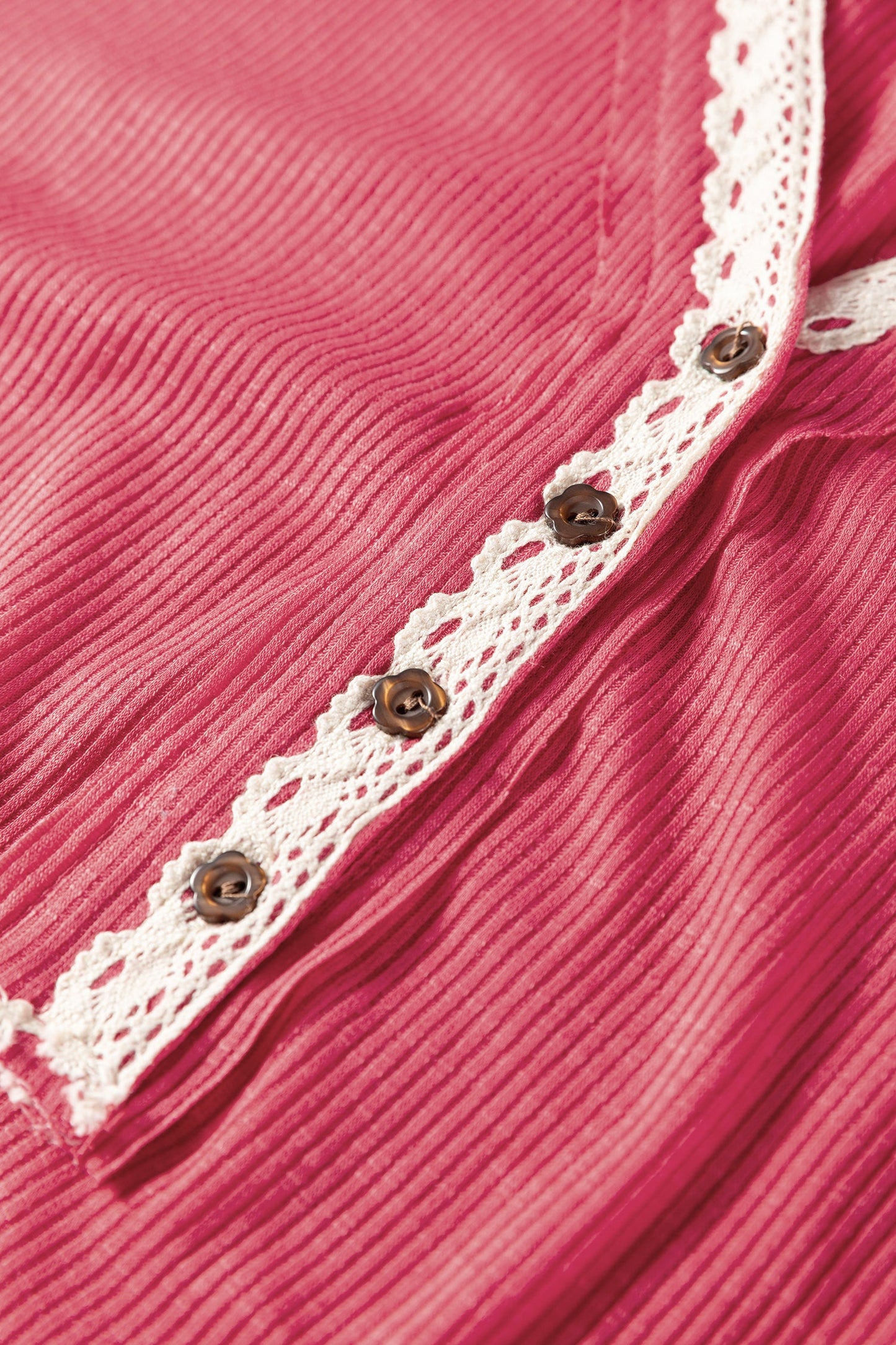 Top de manga larga con cuello de pico abotonado, textura acanalada roja de carreras y ribete de encaje en contraste