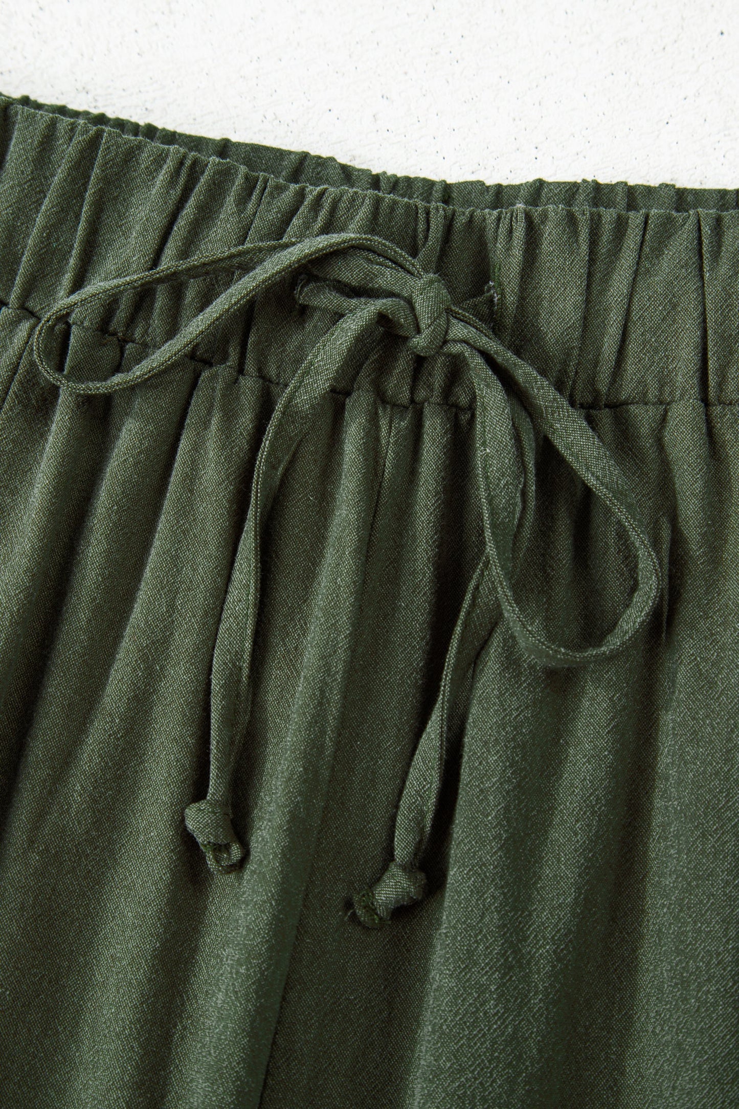 Pantalones casuales de pierna ancha con cintura elástica con cordón y bolsillos de parche en verde selva