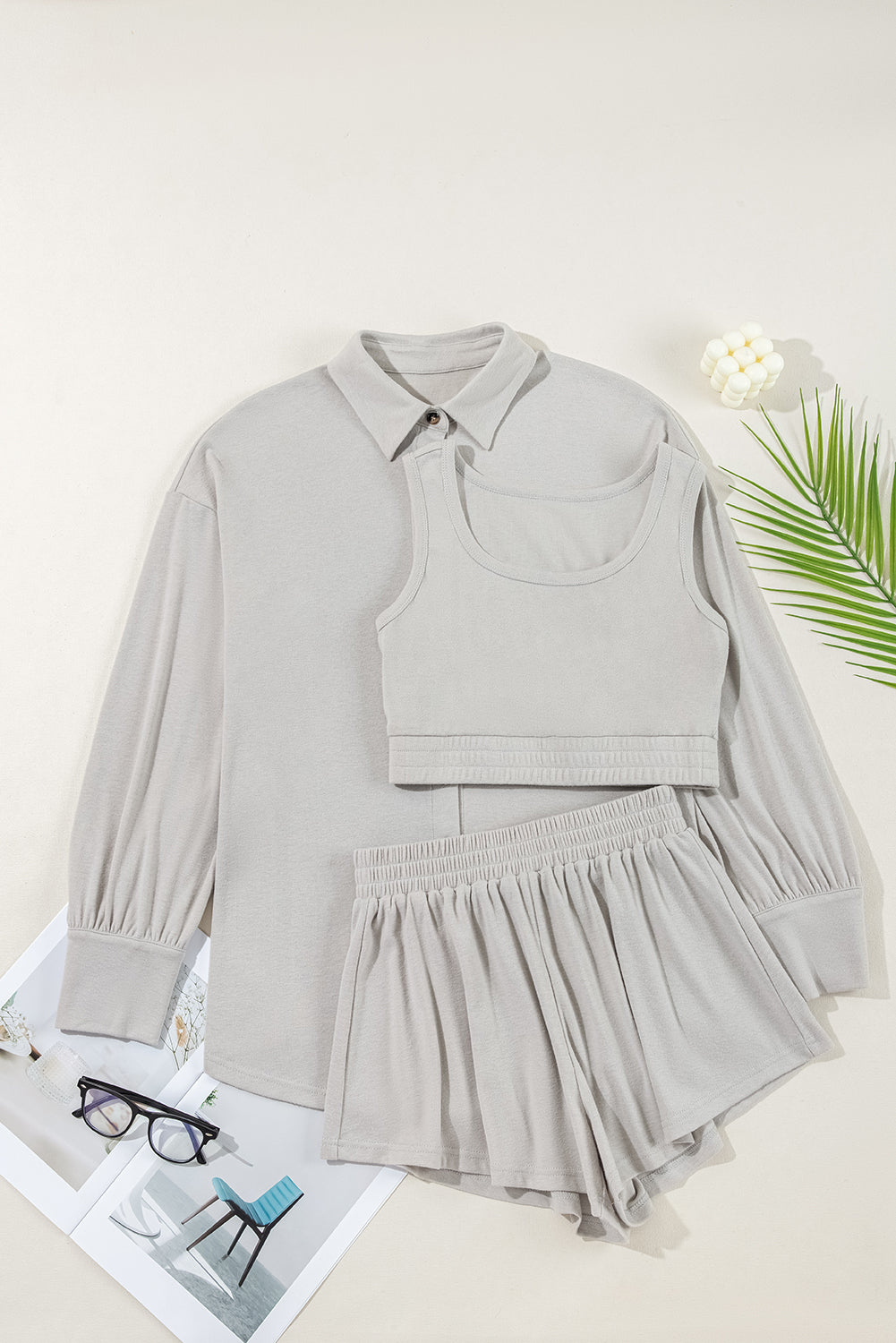 Conjunto de pijama de 3 piezas: top corto gris fruncido en el dobladillo, shorts sueltos y cárdigan
