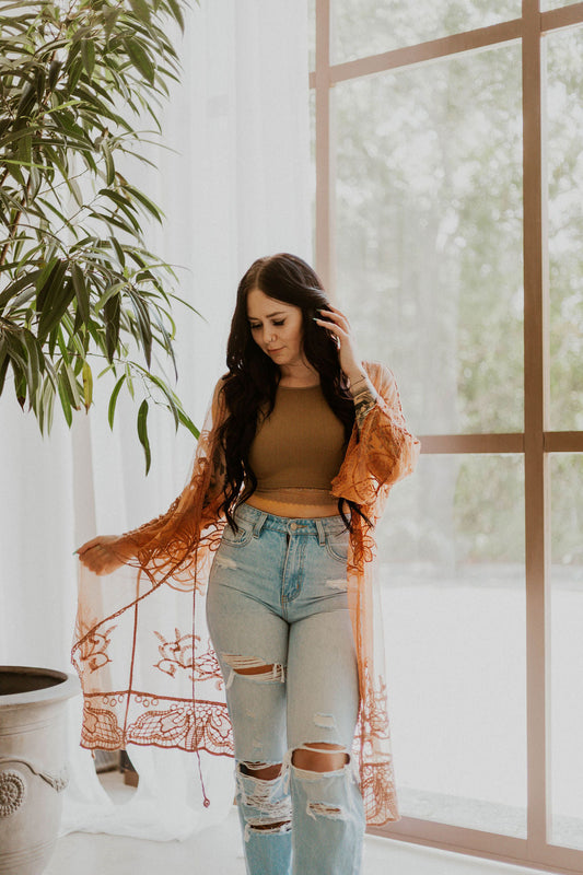 Kimono con lazo frontal y mariposas bordadas