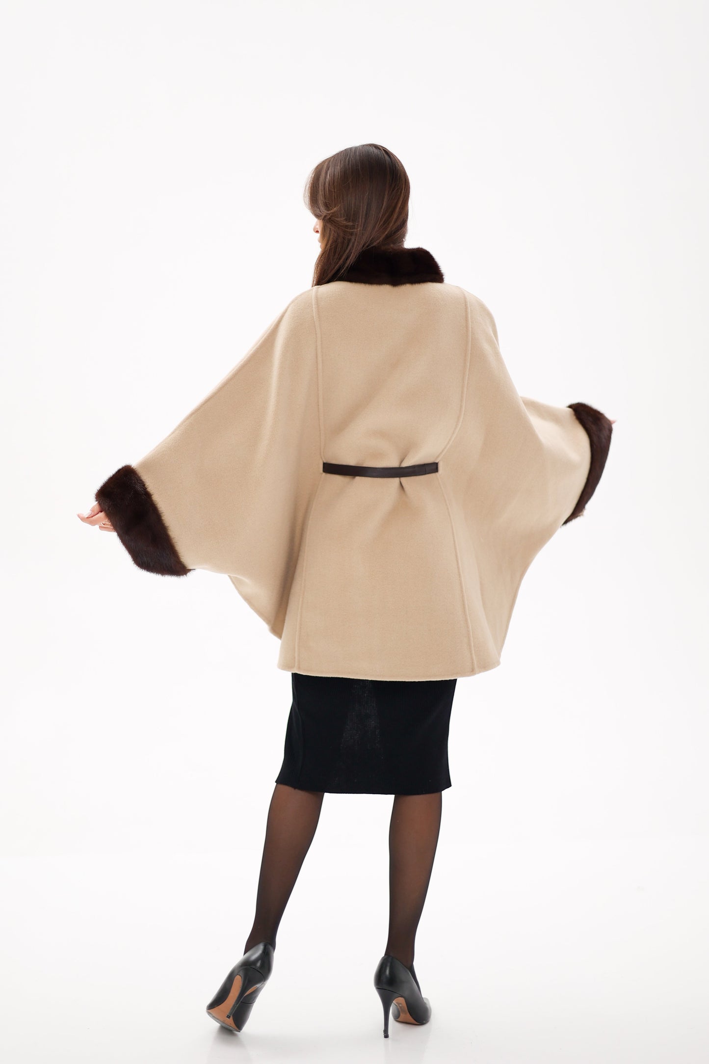 Poncho de lana de doble cara con piel de visón escandinavo auténtico