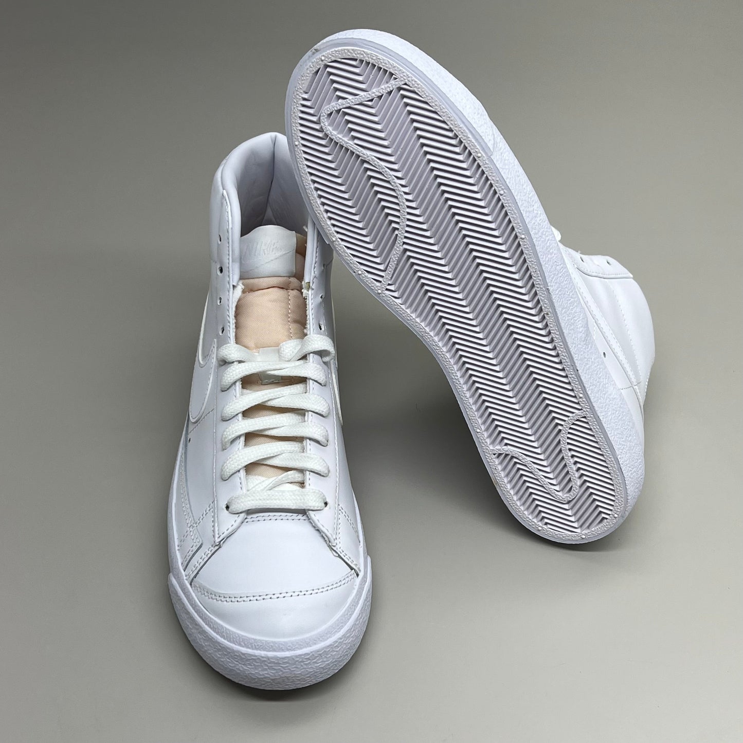 NIKE Blazer Mid 77' Zapatillas de corte alto Talla de mujer 10 Hombre 8.5 Blanco y Melocotón CZ1055-117