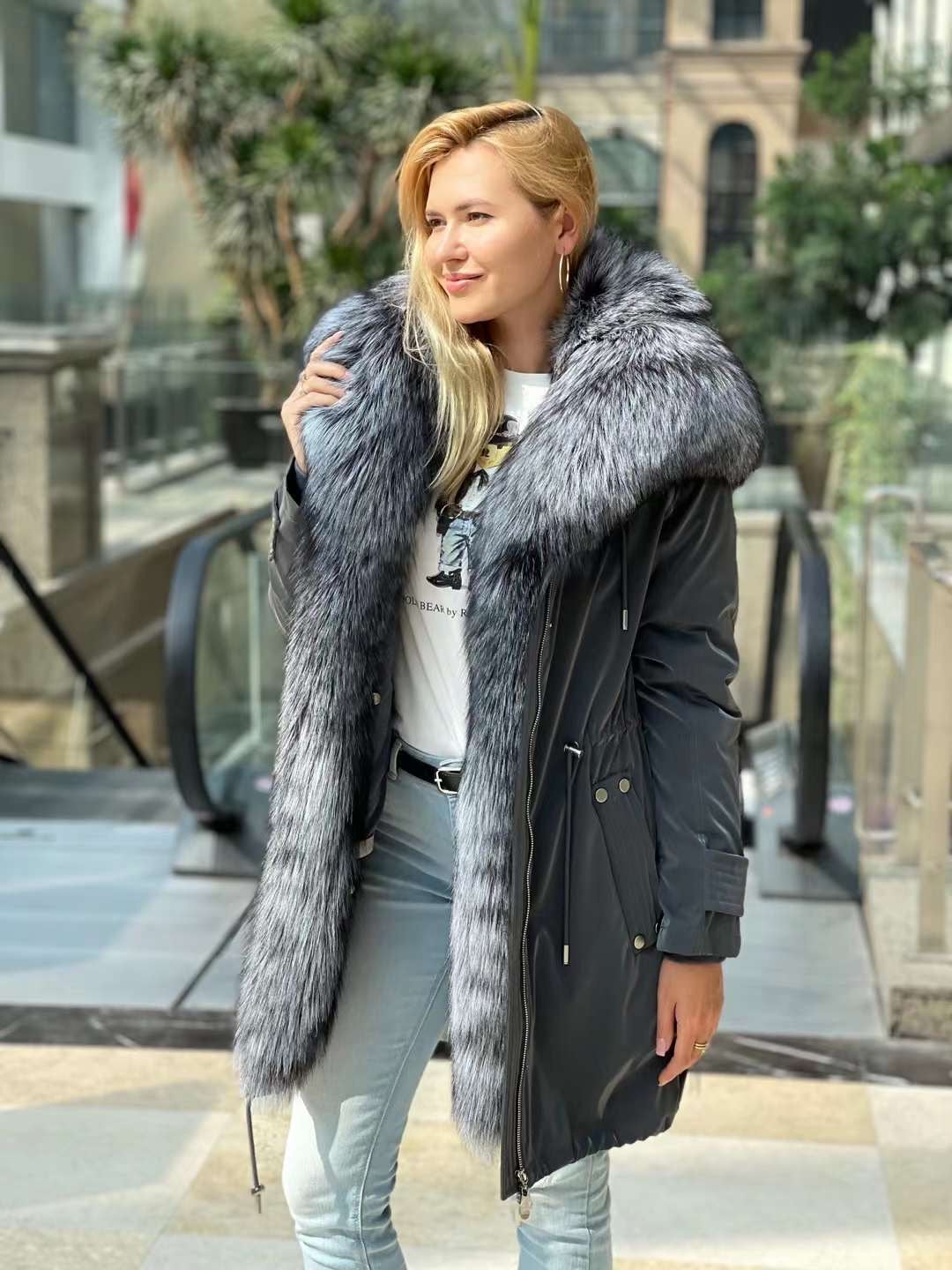 Parka Forrada con Capucha de Zorro Plateado Genuino y Aislamiento de Conejo