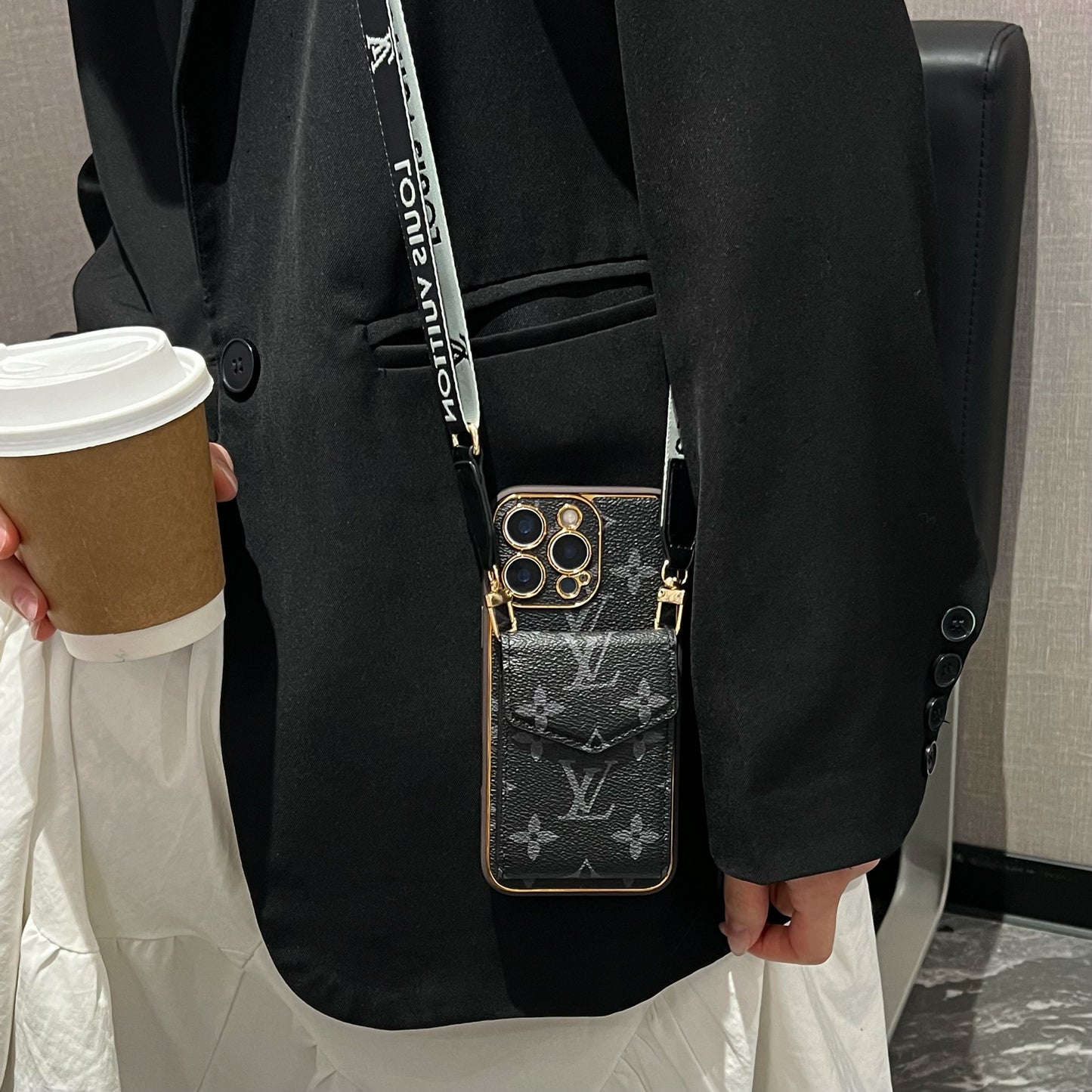 Elegante Funda Multifuncional para iPhone con Estampado LV - con Correa de Cadena, Soporte y Ranuras para Tarjetas