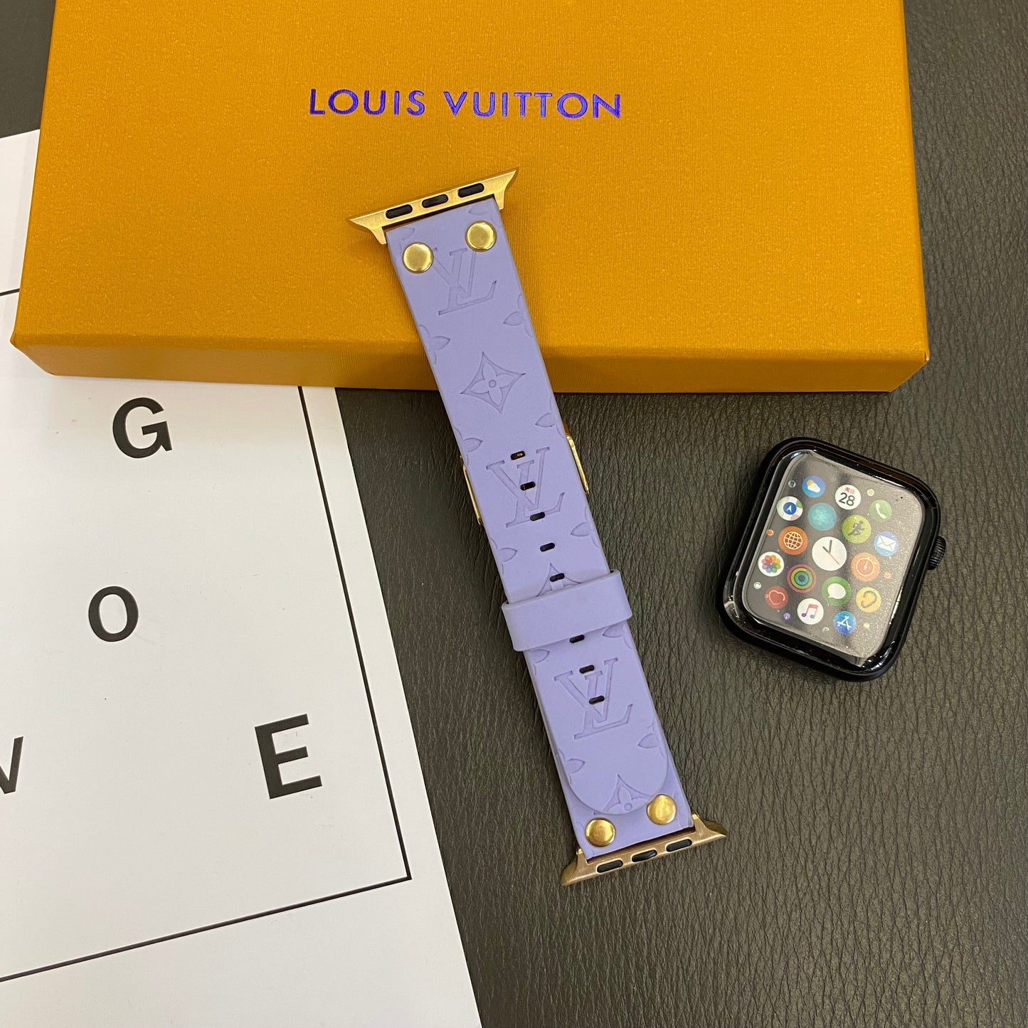 Pulsera de repuesto Apple con remaches decorativos y monograma en relieve WATCH BANDS