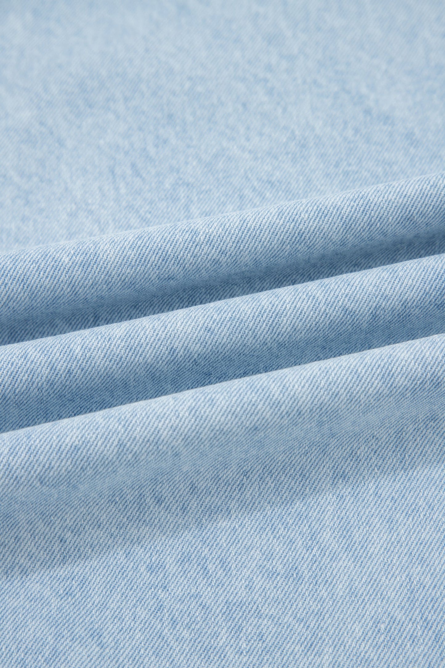 Jeans anchos Beau Blue con aberturas laterales, detalles de tachuelas y bajos deshilachados