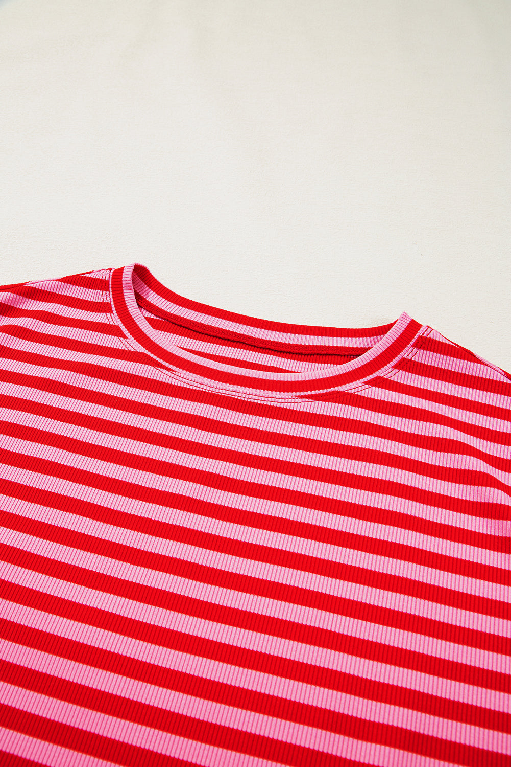 Camiseta de manga corta con cuello redondo, canalé y rayas rojas