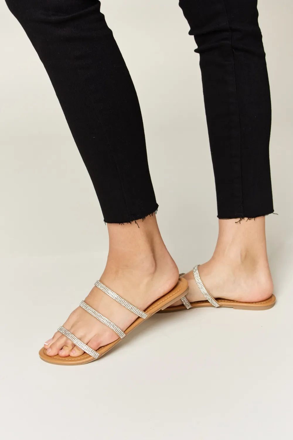 Sandalias planas de tres tiras WILD DIVA con pedrería