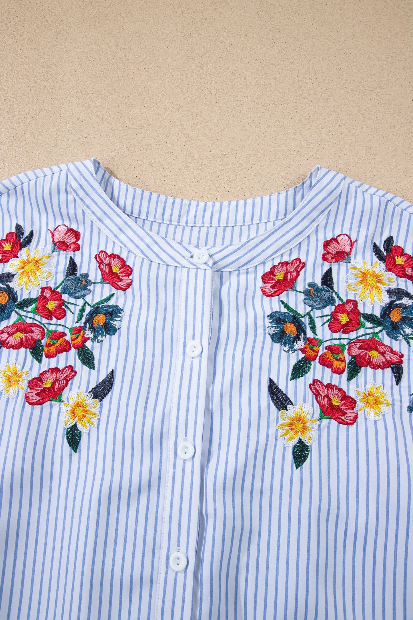 Camisa holgada tipo túnica de manga ancha con estampado floral a rayas azul cielo y bordados