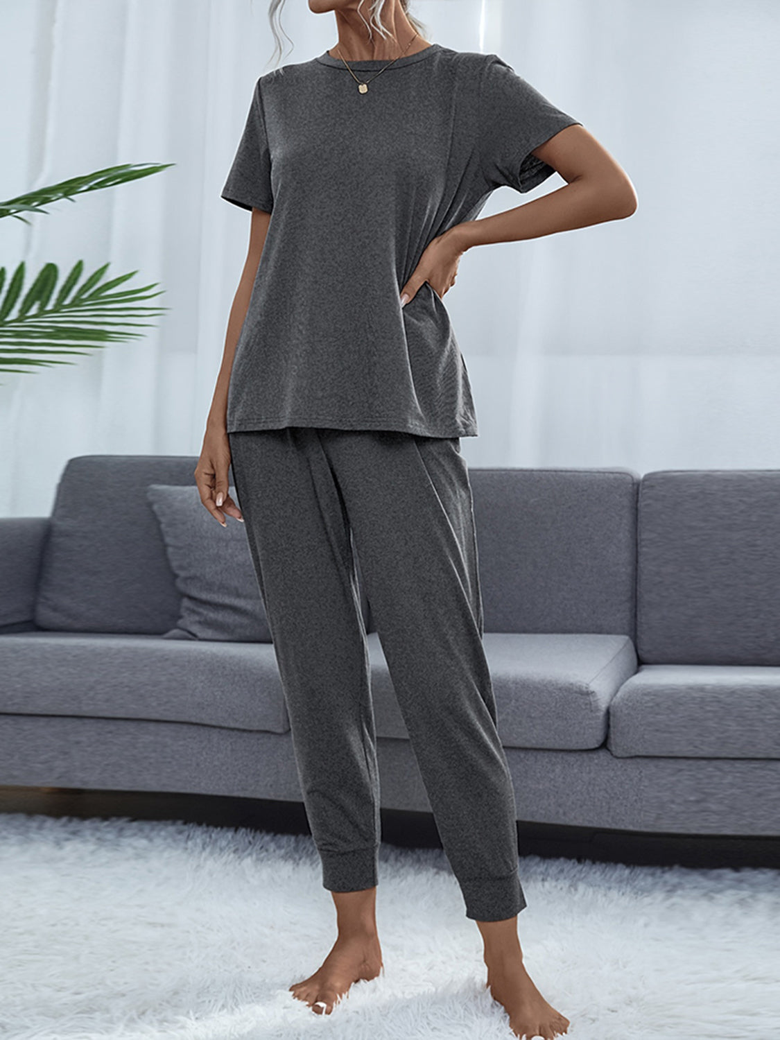 Conjunto de top y pantalón de manga corta con cuello redondo brillante