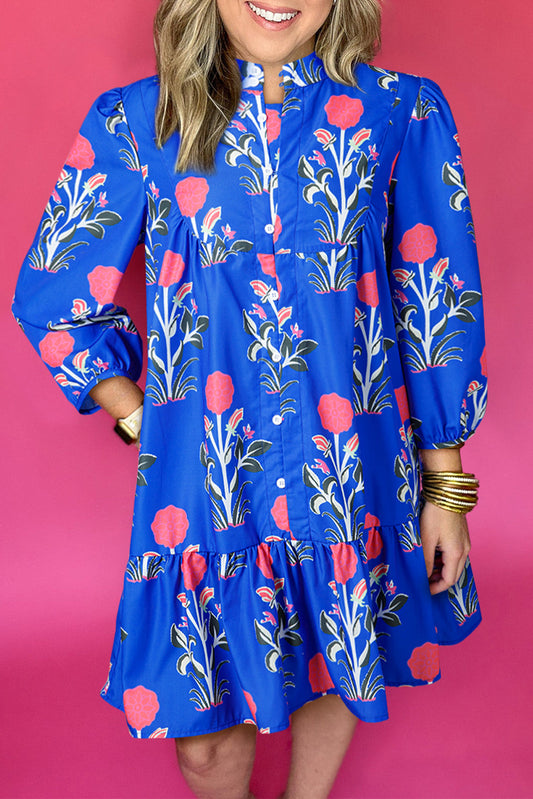 Vestido con estampado floral azul, detalle de botones, manga 3/4 abullonada y bajo con volantes