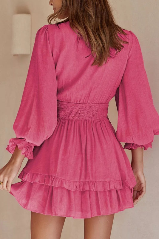 Elegante minivestido con volantes, lazo delantero y cintura fruncida