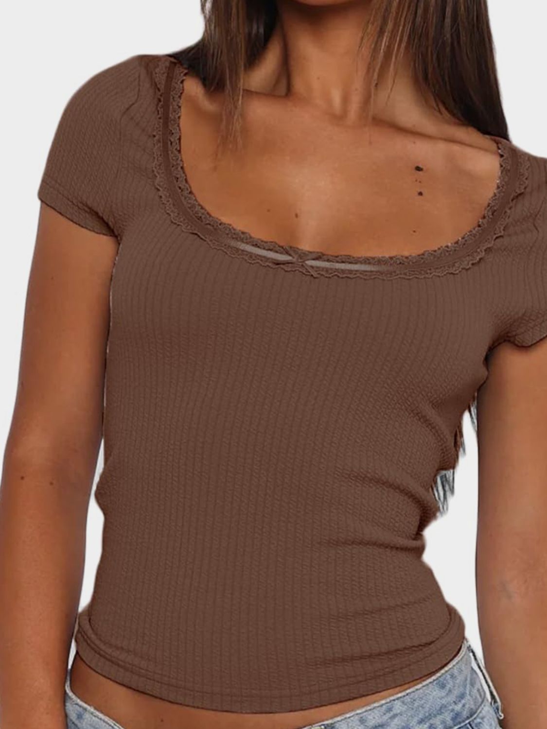 Camiseta de manga corta con cuello redondo y detalles de encaje