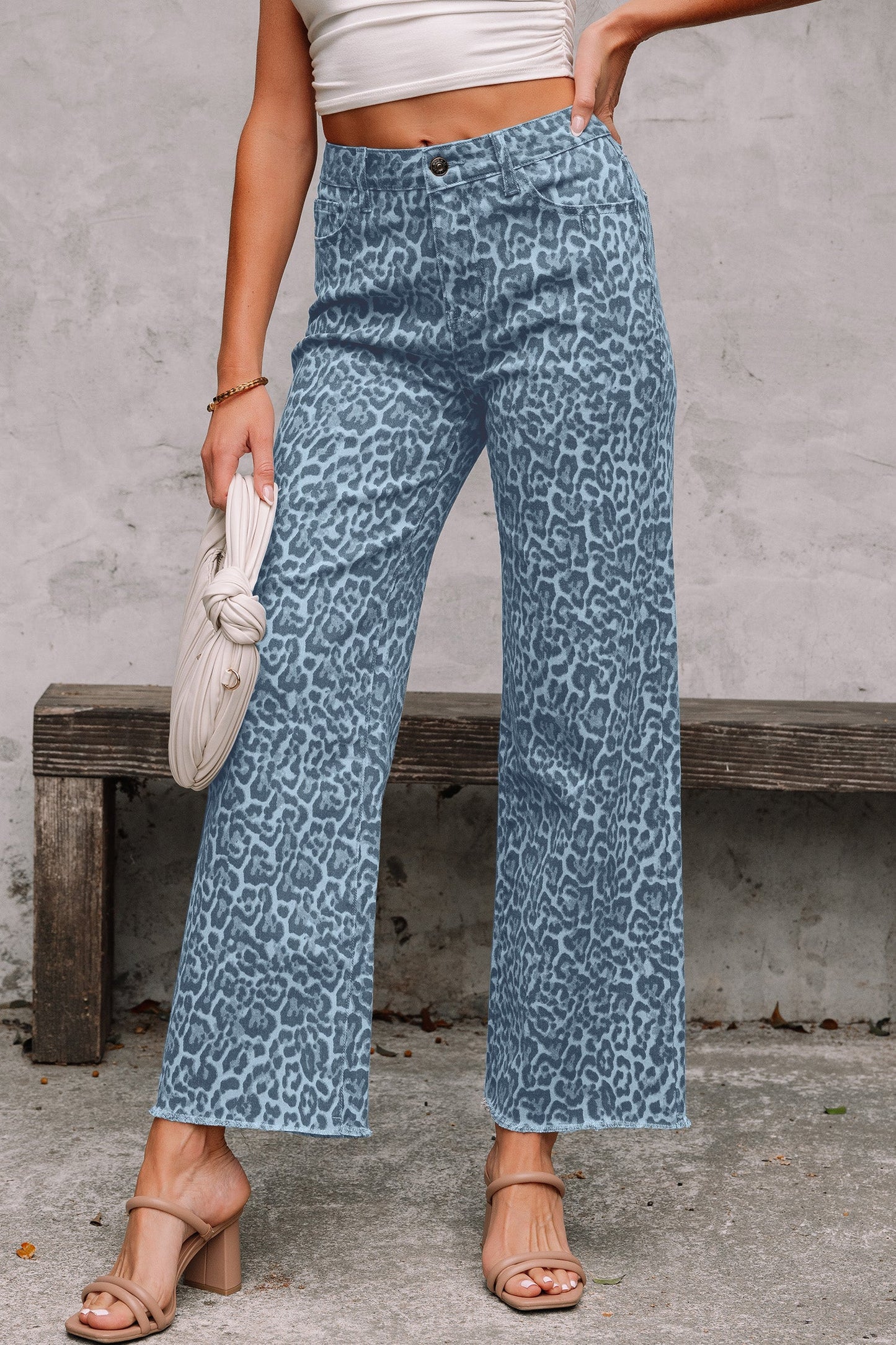 Vaqueros de pernera ancha de cintura alta con bordes deshilachados y estampado de leopardo gris