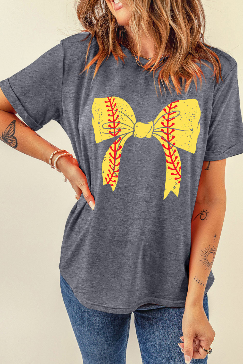 Camiseta gris casual de béisbol con nudo y mangas remangadas con estampado