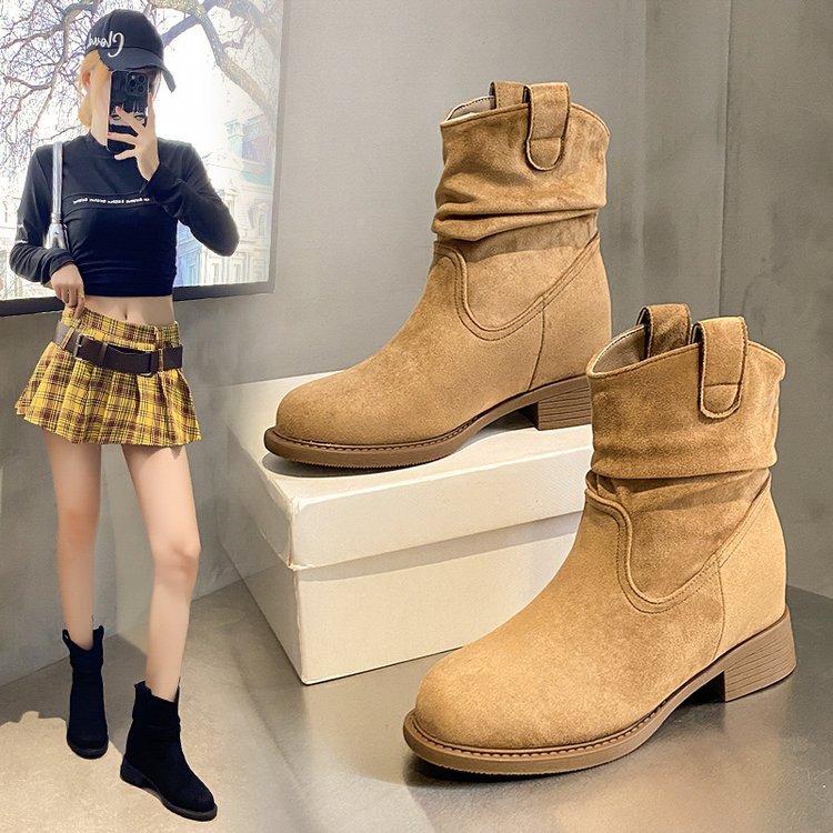 Botines de tacón grueso de ante para mujer que estilizan la figura