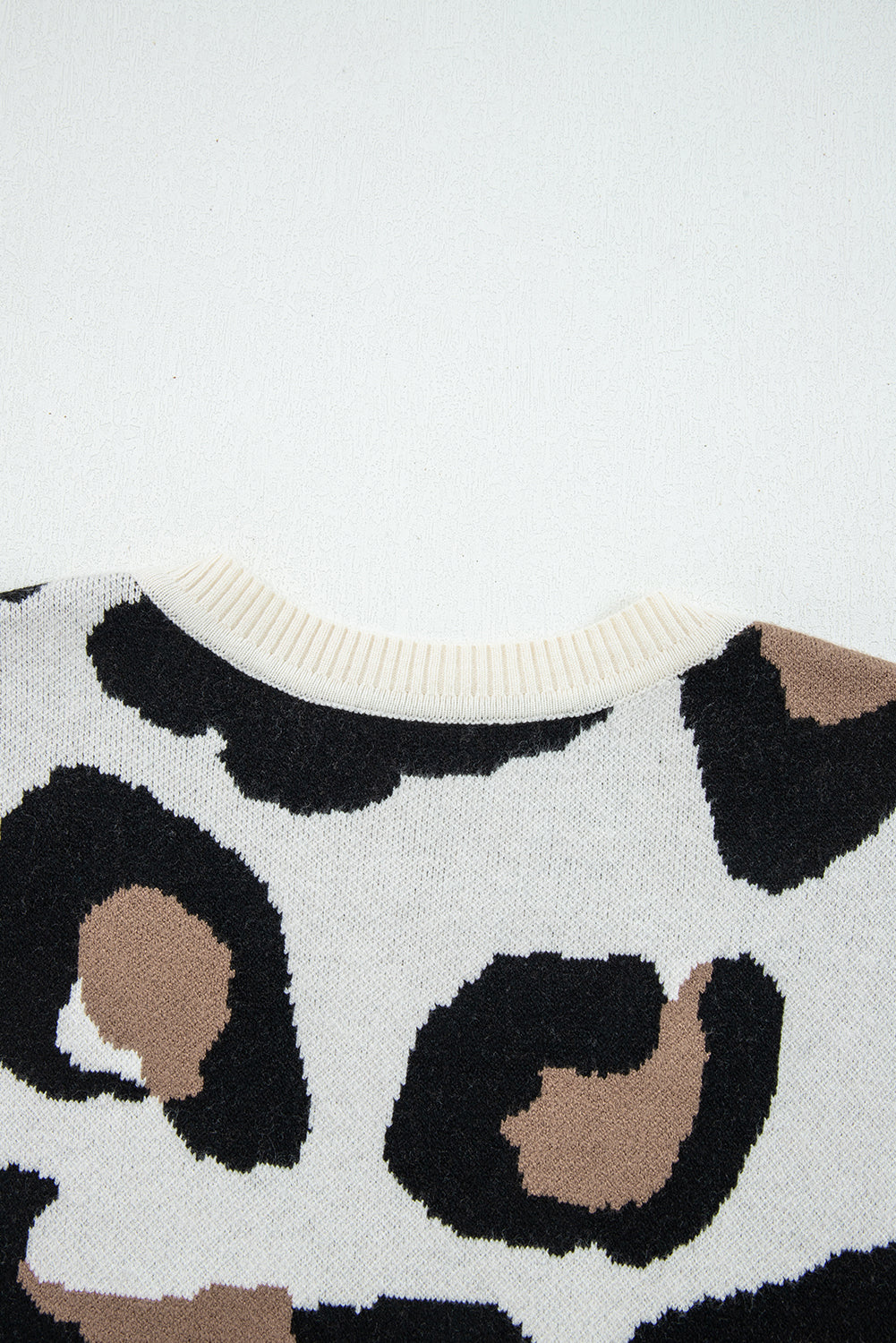 Suéter Jet Stream de punto con estampado de leopardo, bloques de color y mangas patchwork con cuello de pico