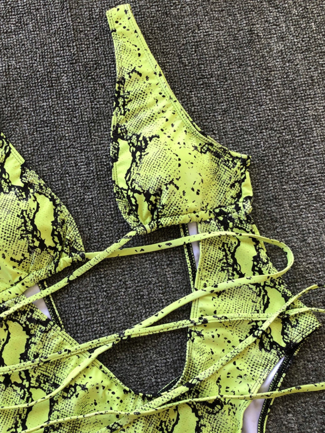 Traje de baño de una pieza escotado sin espalda con cordones