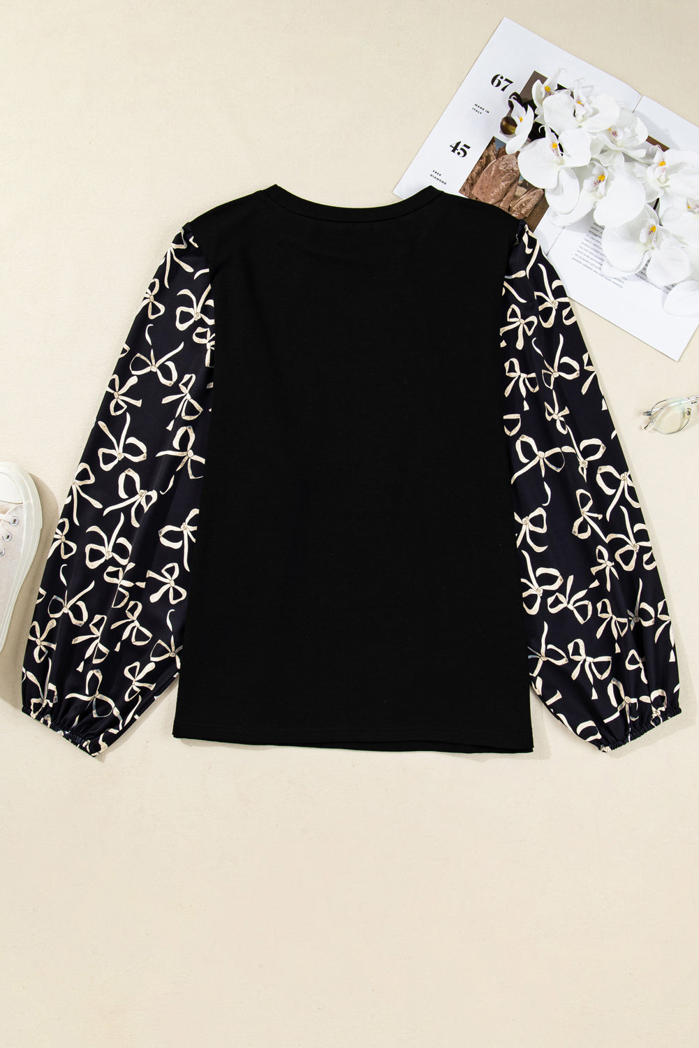 Blusa de Talla Grande con Estampado de Lazo Negro y Mangas de Retazos