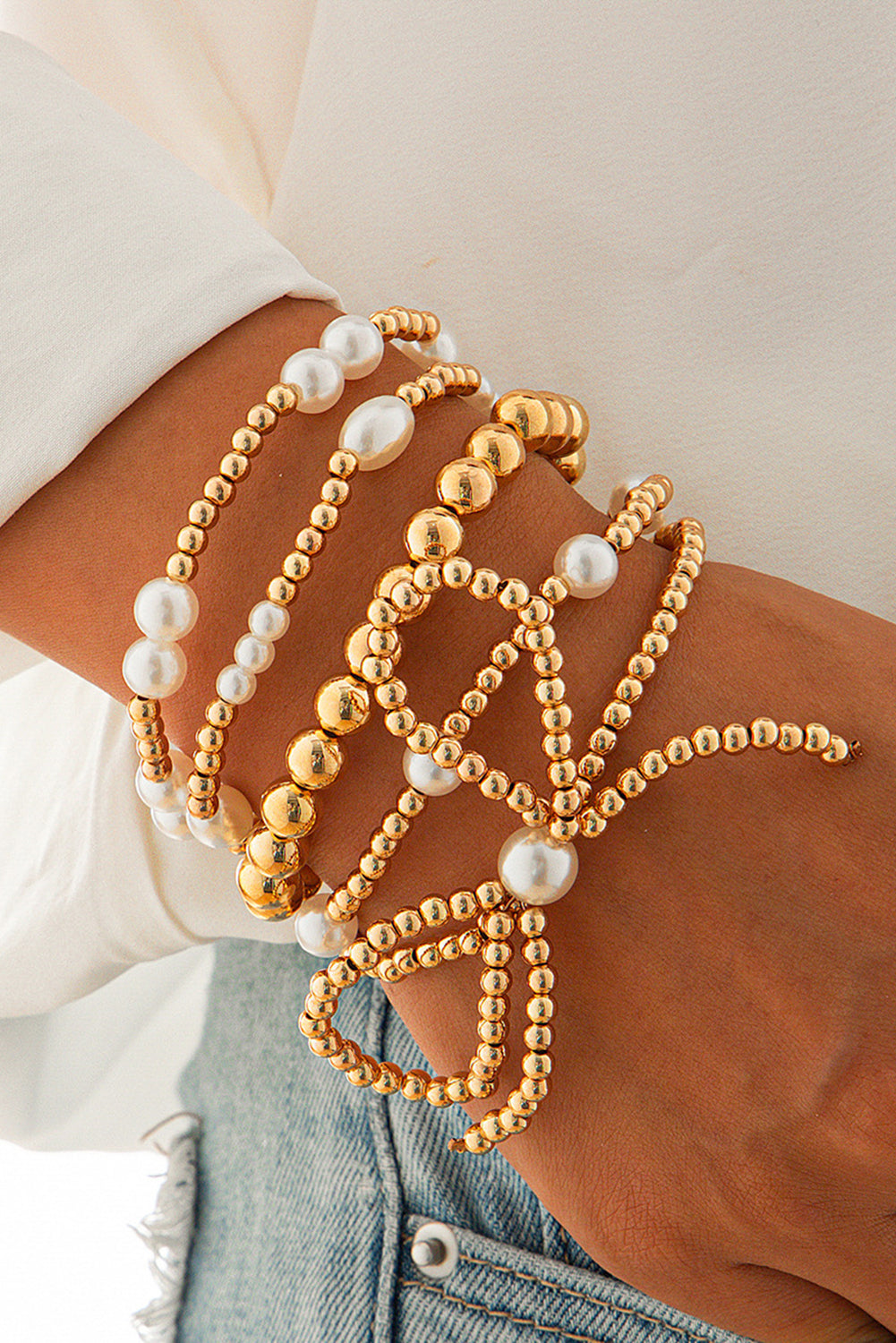 Set de pulseras de varias capas con cuentas de perlas y lazo dorado