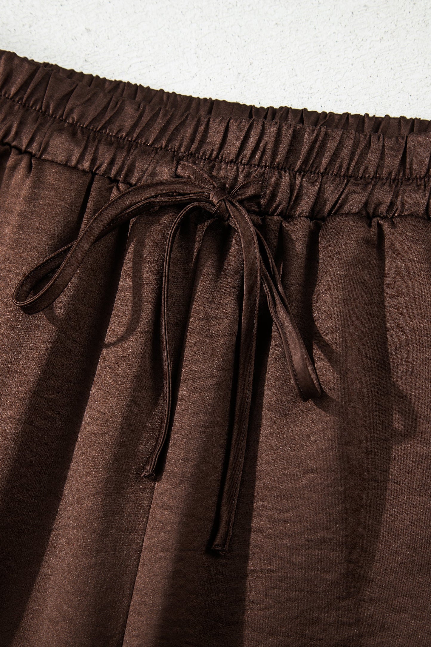 Conjunto de 2 piezas: top suelto de manga larga con cuello de pico trenzado marrón oscuro y pantalones de talle alto con cordón