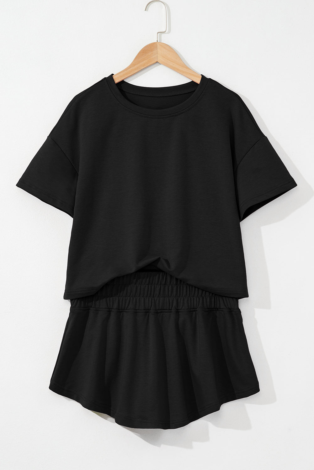 Conjunto de camiseta corta negra y minifalda pantalón de talle alto con volantes