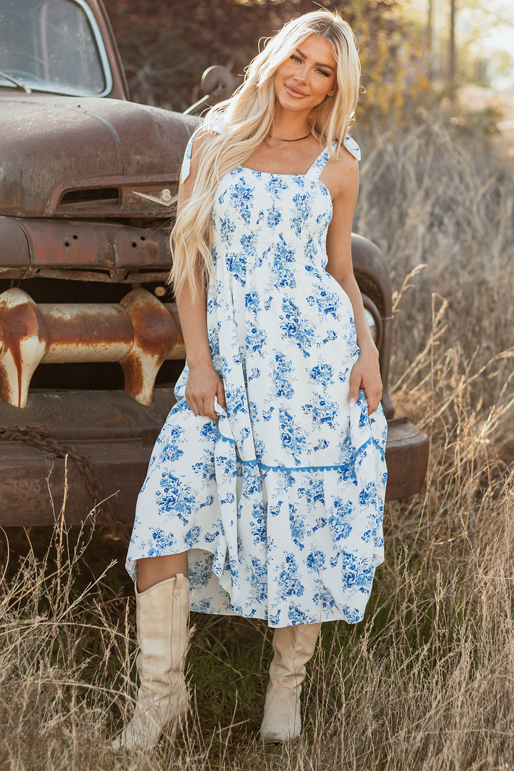 Vestido largo sin mangas con nudo en los hombros, fruncido y estampado floral azul cielo