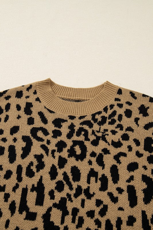 Suéter con cuello redondo, ribete acanalado y hombros caídos con estampado de leopardo