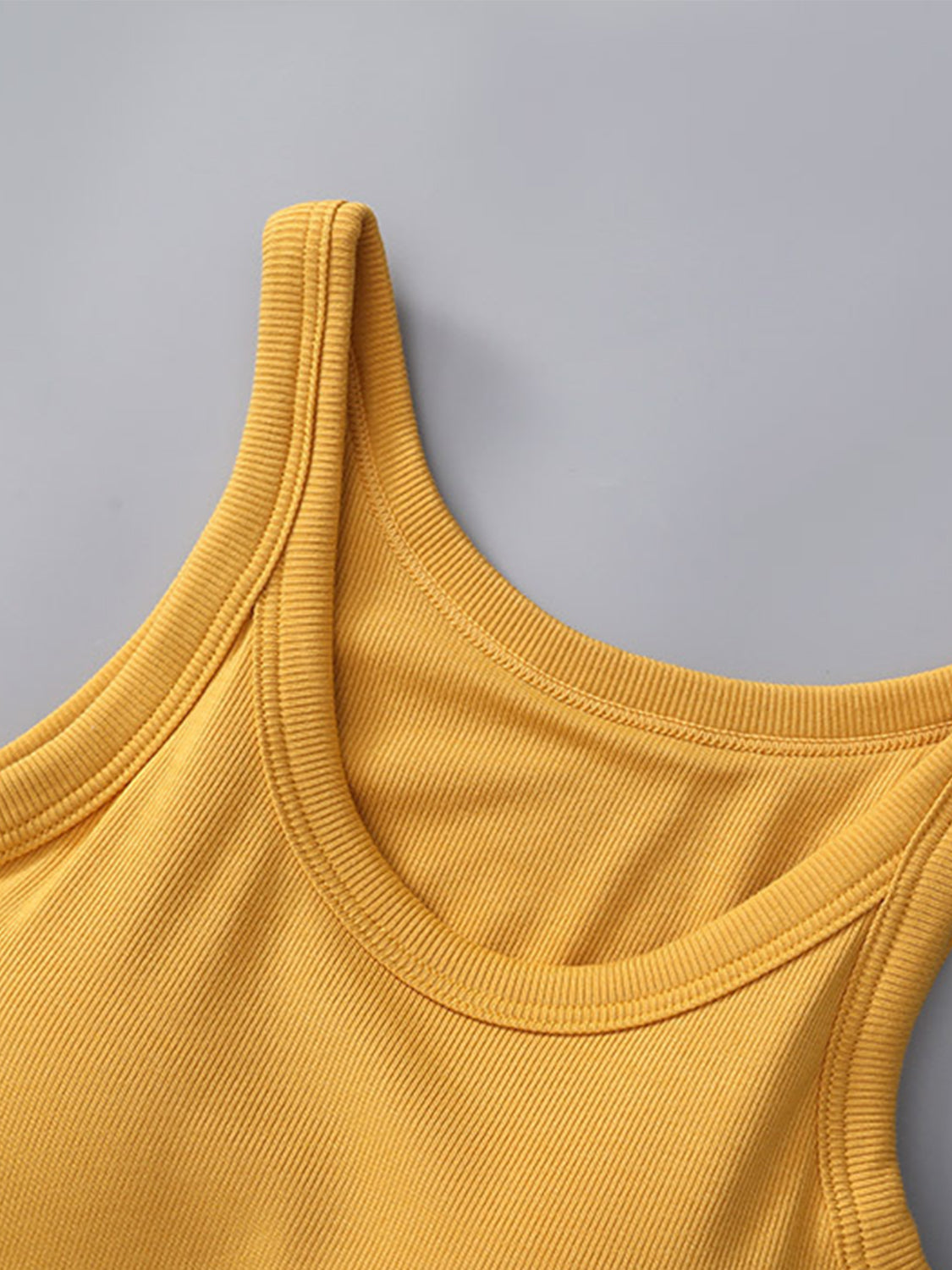 Camiseta sin mangas de cuello redondo con sujetador
