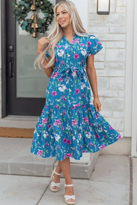 Vestido largo con cuello dividido con lazo, manga con volantes, floral azul y cinturón
