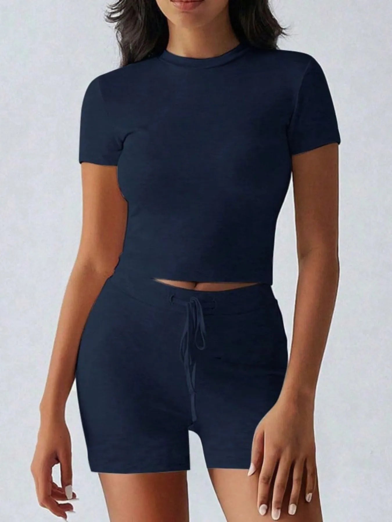 Conjunto de top de manga corta con cuello redondo y shorts