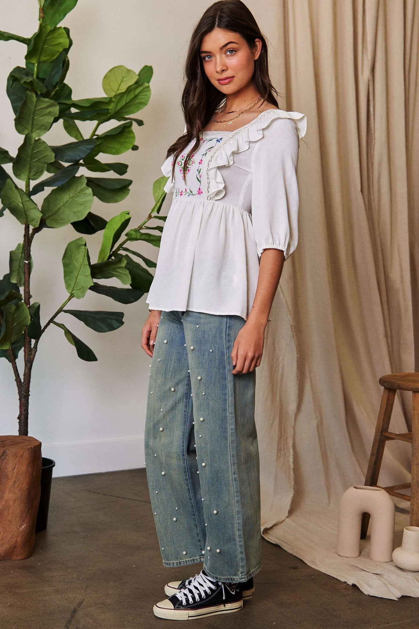Blusa Davi & Dani con bordado floral, textura y lazo en la espalda con volantes